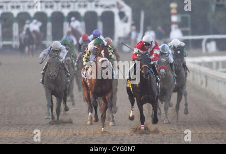 3. November 2012 - Arcadia, Kalifornien, USA - Jockey Brian Hernandez Jr. (rechts) auf Fort Larned gewinnt vor Mike Smith (links) auf Mucho Macho Man bei der Breeders' Cup Classic (5 Millionen US $ Preis) im Santa Anita Park am 3. November 2012 in Arkadien, California.ARMANDO ARORIZO/PI (Credit-Bild: © Armando Arorizo/Pi/Prensa Internacional/ZUMAPRESS.com) Stockfoto