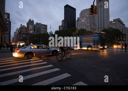 New York USA. 1. November 2012. 23rd Street im Stadtteil Chelsea von New York City. Verdunkelte Straßen als Radfahrer und Autos konkurrieren um die Position auf dem Zebrastreifen um 5th Avenue zu überqueren. Mit keine Ampeln hat Verkehr in Flecken knurrte worden. Laternen und Ampeln bleiben dunkel 4 Tage nach Hurrikan Sandy auf Teile der Stadt unter 29th Street Stromausfall. Stockfoto