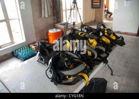 3. November 2012-San Antonio, Texas, USA - Gear warten Rarellers zu den 23 Abseilen Geschichte Milan Gebäude in San Antonio. Teilnehmer spendete $1.000 zu Texas Special Olympics im Austausch für den Nervenkitzel. Stockfoto