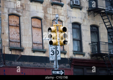 New York USA. Eine Ampel an der 7th Avenue und 23rd Street in Manhattan ist komplett dunkel wegen Mangel an elektrischer Energie, verursacht durch die Auswirkungen der Überschwemmungen von Hurrikan Sandy, das New York City am Montag Okt 29 getroffen. Vier Tage später wurden die Nachbarschaften unten 29th Street in Manhattan noch ohne Strom. Stockfoto