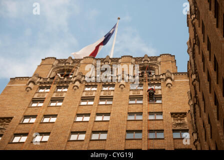 3. November 2012 Abseilung San Antonio, Texas, USA - eine Frau die 23 Geschichte Milan Gebäude in San Antonio. Teilnehmer spendete $1.000 zu Texas Special Olympics im Austausch für den Nervenkitzel. Stockfoto