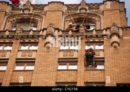 3. November 2012 Abseilung San Antonio, Texas, USA - eine Frau die 23 Geschichte Milan Gebäude in San Antonio. Teilnehmer spendete $1.000 zu Texas Special Olympics im Austausch für den Nervenkitzel. Stockfoto