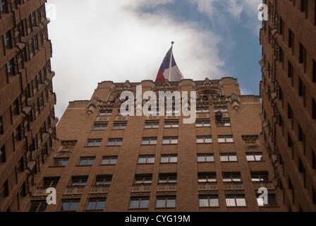 3. November 2012 Abseilung San Antonio, Texas, USA - eine Frau die 23 Geschichte Milan Gebäude in San Antonio. Teilnehmer spendete $1.000 zu Texas Special Olympics im Austausch für den Nervenkitzel. Stockfoto