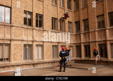 3. November 2012 Abseilung San Antonio, Texas, USA - eine Frau die 23 Geschichte Milan Gebäude in San Antonio. Teilnehmer spendete $1.000 zu Texas Special Olympics im Austausch für den Nervenkitzel. Stockfoto