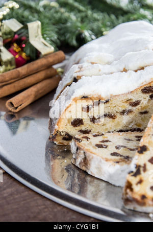 Frisch gebackene Christstollen auf einem silbernen Tablett Stockfoto