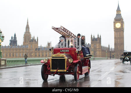 Royal Automobile Club jährliche Veteran Car laufen London to Brighton. 04.11.2012 zeigt Bild 1916 Dennis Fire Engine Westminster Brücke, eine der vielen klassischen Fahrzeugen, die Teilnahme in der diesjährigen London, Brighton Veteran Car Run 2012 im Hyde Park im Zentrum von London beginnend und endend an der Strandpromenade auf der Sussex Resort von Brighton Stockfoto