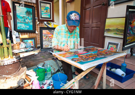 Batik-Maler bei der Arbeit an der Jonker Street in Malacca, Malaysia. Eine Unesco-Status-Stadt. Stockfoto