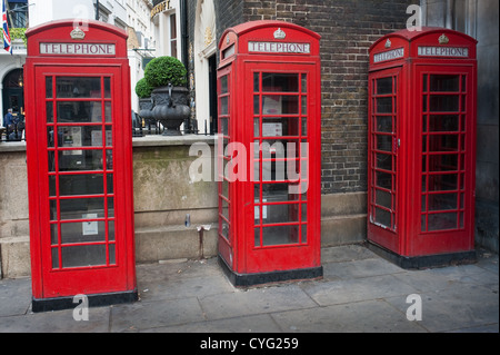 Drei Telefonzellen in einer Londoner Straße Stockfoto