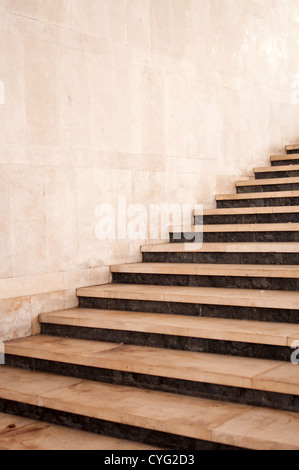 Unterführung Treppe hinauf auf die Straße Stockfoto