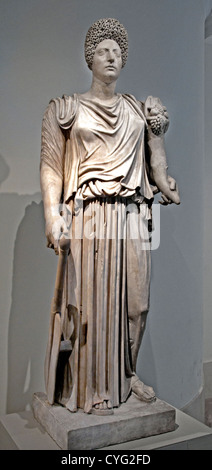 Marmorstatue des TycheFortuna mit dem Porträt Kopf einer Frau Imperial Flavian Trajanic A.D. 81 – 100 römischen italienischen wiederhergestellt Stockfoto