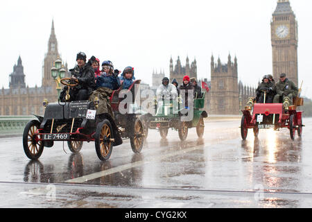 Royal Automobile Club jährliche Veteran Car laufen London to Brighton. 04.11.2012 Bild zeigt No.261 1903 Cadillac Gefahren bei Nässe von Martin Ashby Westminster Brücke, eine der vielen klassischen Fahrzeugen, die Teilnahme in der diesjährigen London, Brighton Veteran Car Run 2012 im Hyde Park im Zentrum von London beginnend und endend an der Strandpromenade auf der Sussex Resort von Brighton. Stockfoto