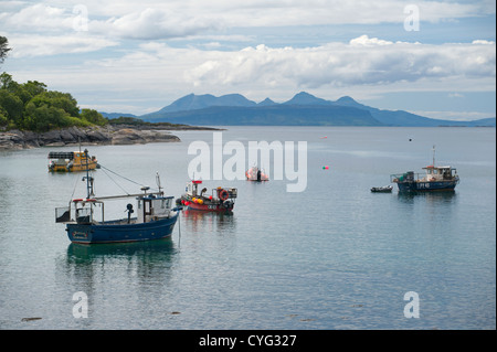 Angelboote/Fischerboote vertäut im Gen Uig Bay Blick auf die Insel Rhum an der Westküste von Schottland.  SCO 8765. Stockfoto