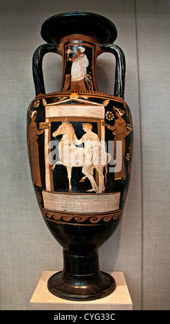 Jugend und Pferd in ein Naiskos zwischen Frauen auf den Hals Frau Reverse Eros Terrakotta Hals Amphora jar 330-300 v. Chr. griechische 78 cm Stockfoto