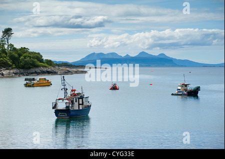 Angelboote/Fischerboote vertäut im Gen Uig Bay Blick auf die Insel Rhum an der Westküste von Schottland.  SCO 8767 Stockfoto