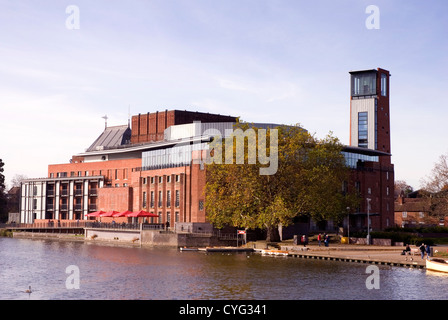 Warwickshire Stratford-upon-Avon - Herbst - Ansicht der Royal Shakespeare Company Theater am Westufer des Flusses Avon Stockfoto