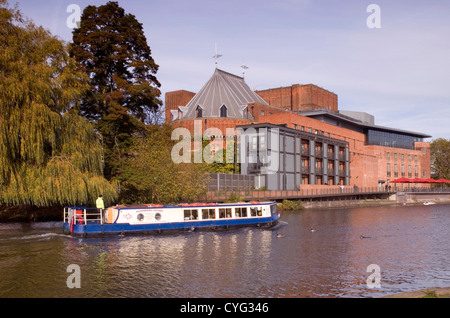 Warwickshire - Stratford-upon-Avon - Tourenboot vorbei an RSC-Theater am Fluss Avon - Sonnenlicht Farben Reflexionen blauen Herbsthimmel Stockfoto