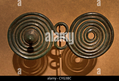 Große Brosche mit Spiralen 1400 – 1100 v. Chr. deutsche Kupfer 25,8 cm Metallarbeiten Deutschland Mittelalter Mittelalter Stockfoto