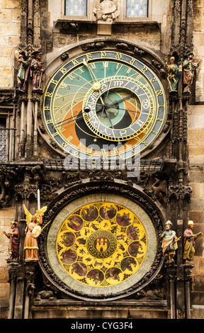 Astronomische Uhr in Prag entstand im 15. Jahrhundert, zeigen alte böhmische Zeit, Real-Time und des Tierkreises. Stockfoto