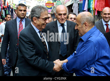 4. November 2012 - Nablus, Westjordanland, Palästinensische Autonomiegebiete - ägyptische Politiker und ehemaligen arabischen Liga Generalsekretär Amr Moussa Spaziergänge in der Altstadt Markt in der West Bank Stadt Nablus am 4. November 2012 (Credit-Bild: © Nedal Eshtayah/APA Images/ZUMAPRESS.com) Stockfoto