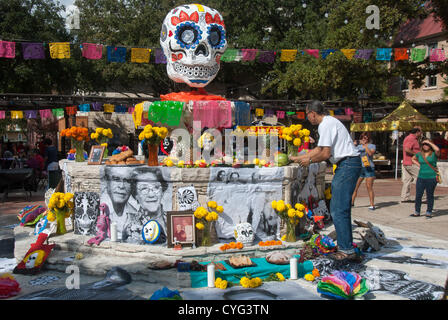 3. November 2012 errichtet San Antonio, Texas, USA - Teilnehmer in der Día de Los Muertos Feier einen lebendigen Altar zu Ehren ihrer toten Familienmitglieder und Freunde in Maury Maverick Plaza. Stockfoto