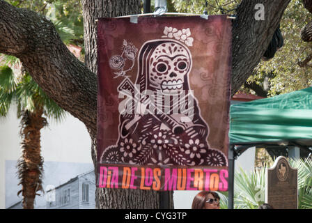 3. November 2012 errichtet San Antonio, Texas, USA - Teilnehmer in der Día de Los Muertos Feier einen lebendigen Altar zu Ehren ihrer toten Familienmitglieder und Freunde in Maury Maverick Plaza. Stockfoto