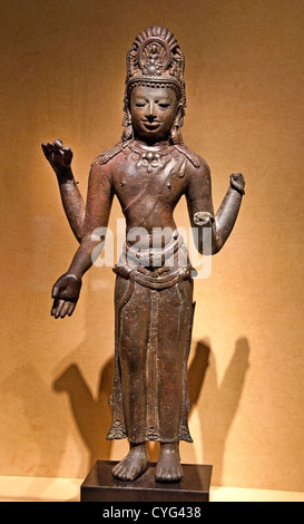 Stehen vier bewaffnete Avalokiteshvara Bodhisattva des unendlichen Mitgefühls 9 th Jahrhundert Thailand Bronze 56,5 cm Thai Stockfoto