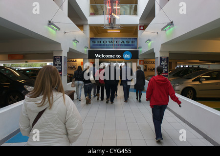 Shopper im Cabot Circus Einzelhandel centre Bristol Stockfoto