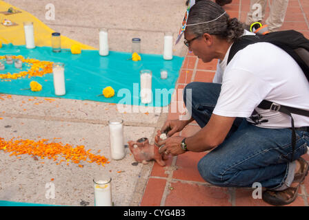 3. November 2012 errichtet San Antonio, Texas, USA - Teilnehmer in der Día de Los Muertos Feier einen lebendigen Altar zu Ehren ihrer toten Familienmitglieder und Freunde in Maury Maverick Plaza. Stockfoto