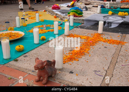 3. November 2012 errichtet San Antonio, Texas, USA - Teilnehmer in der Día de Los Muertos Feier einen lebendigen Altar zu Ehren ihrer toten Familienmitglieder und Freunde in Maury Maverick Plaza. Stockfoto