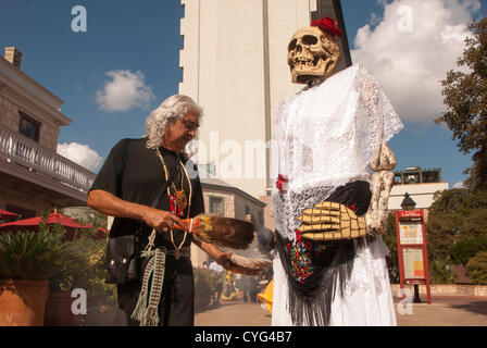 3. November 2012 San Antonio, Texas, USA - während der Día de Los Muertos Feier, Alejandro Sifuentes segnet einen Teilnehmer neben dem lebenden Altar, welches vom Zelebranten, ihre toten Familienmitglieder und Freunde in Maury Maverick Plaza Ehren errichtet wurde. Stockfoto