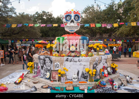 3. November 2012 errichtet San Antonio, Texas, USA - Teilnehmer in der Día de Los Muertos Feier einen lebendigen Altar zu Ehren ihrer toten Familienmitglieder und Freunde in Maury Maverick Plaza. Stockfoto