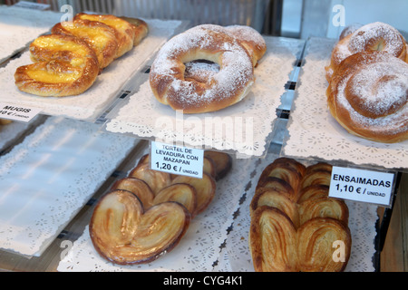 Süße Kuchen & Gebäck im Schaufenster von La Mallorquina klassische Pasteleria Sol Square Madrid Spanien Espana Stockfoto