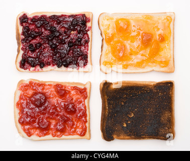 Vier Scheiben geröstetes Brot mit Marmelade Stockfoto