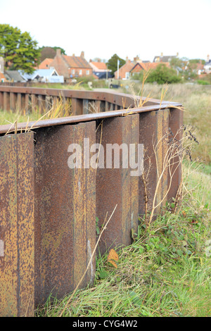 inneren Hochwasserschutzmauer Verteidigung Dorf von Springfluten und Sturm Überspannungen bei Walberswick Suffolk East Anglia England UK Stockfoto