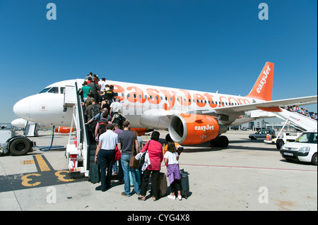 Passagiere, die Easyjet Flugzeug, Spanien Stockfoto