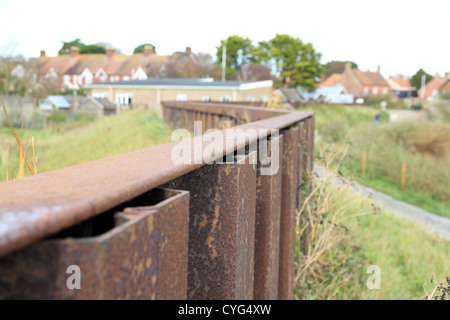 inneren Hochwasserschutzmauer Verteidigung Dorf von Springfluten und Sturm Überspannungen bei Walberswick Suffolk East Anglia England UK Stockfoto