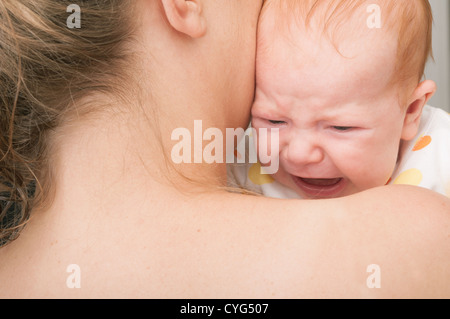 Mutter von hinten halten schreiendes neugeborenes Baby Stockfoto