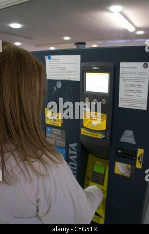 Käufer zahlt für Auto Parken am Parkplatz Cabot Circus Stadtzentrum Stockfoto