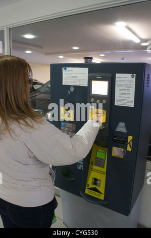 Käufer zahlt für Auto Parken am Parkplatz Cabot Circus Stadtzentrum Stockfoto