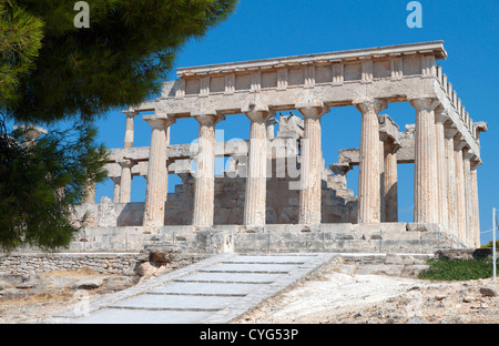Klassische antike Tempel des Aphaiatempels Athina in Aegina Insel in Griechenland. Stockfoto
