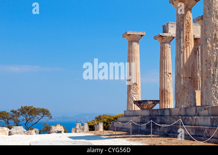 Klassische antike Tempel des Aphaiatempels Athina in Aegina Insel in Griechenland. Stockfoto