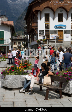 Courmayeur - Piazza Abbe Henry / Società Delle Guide / Museo Alpino Duca Degli Abruzzi Stockfoto