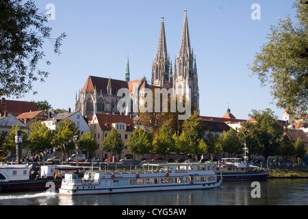 Blick über die Donau in Richtung St.-Petri Dom, Regensburg, Bayern, wie ein Fluss Kreuzfahrt Schiff vergeht. Stockfoto