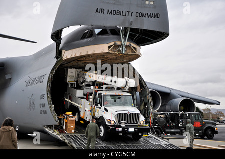 US-Luftwaffe Flieger entladen macht-Reparatur-Ausrüstung aus Southern California Edison aus einer c-5 Galaxy Flugzeuge bei Stewart Air National Guard Base 1. November 2012 in Newburgh, NY Das Department of Defense initiiert die Luftbrücke Betrieb um Rettungspakete Hurrikan Sandy Nachwirkungen zu erleichtern. Stockfoto