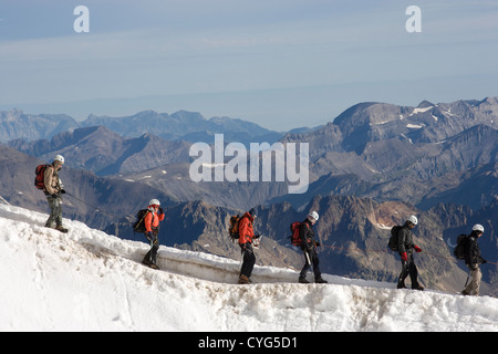 Courmayeur - Mont-Blanc / Wanderer verlassen die Aiguille du Midi. Frankreich im Hintergrund. Stockfoto