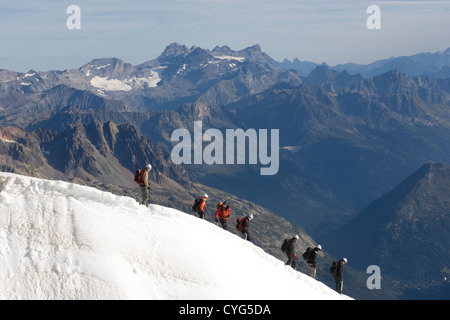 Courmayeur - Mont-Blanc / Wanderer verlassen die Aiguille du Midi. Frankreich im Hintergrund. Stockfoto