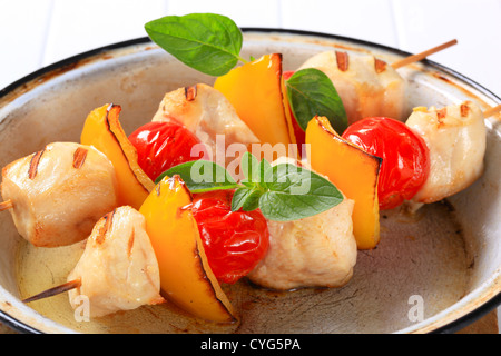 Hühnerfleisch-Stücke mit Cherry-Tomaten und gelbe Paprika am Spieß gegrillt Stockfoto