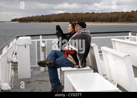 Ein Mann und eine Frau sitzen auf dem Deck der Fähre nach Washington Island, Wisconsin. Stockfoto