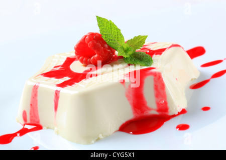 Pannacotta mit Fruchtcoulis und Himbeere Stockfoto