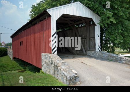 Weiden überdachte Brücke an der amischen Hof & Haus in Lancaster County USA Stockfoto